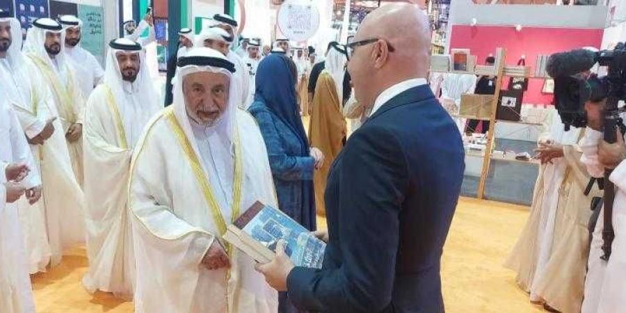 حاكم الشارقة يتفقد ”جناح الهيئة المصرية العامة للكتاب” في ”معرض الشارقة الدولي للكتاب”