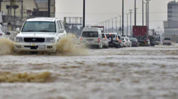 الأرصاد تطلق تحذيرات بشأن أمطار شديدة وسيول بالسعودية وحقيقة تعليق الدراسة غدا