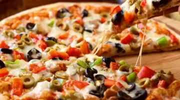 طريقة عمل البيتزا بمكونات بسيطة وطعم لذيذ مثل المطاعم