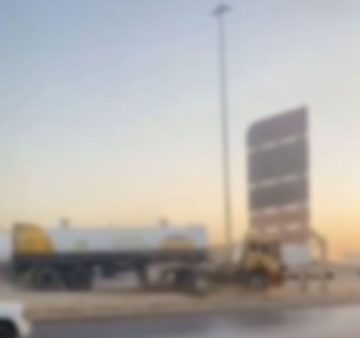 عاجل: مرور الرياض يتدخل في حادث اصطدام شاحنة بواجهة متجر تجاري