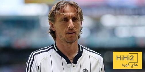 لاعبو ريال مدريد يتابعون مباراة باريس سان جيرمان وبايرن ميونيخ من مقاعد المشاهدة