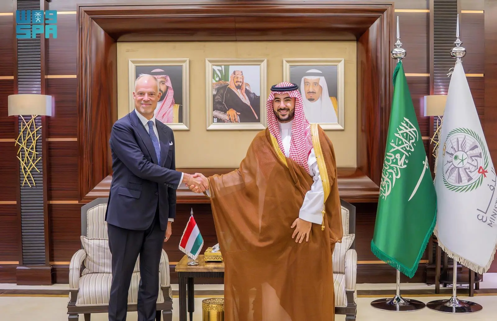 خالد بن سلمان يستعرض العلاقات الثنائية وآخر مستجدات الأوضاع في المنطقة