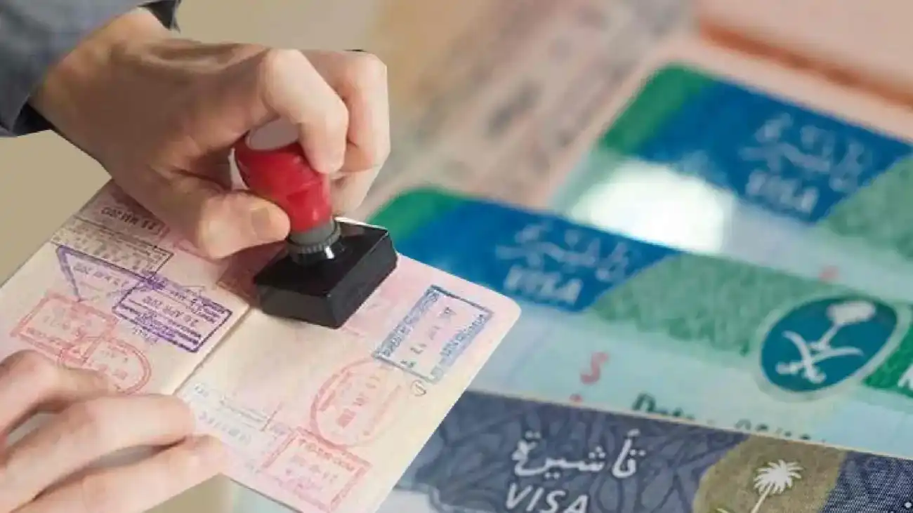 السعودية تمدد تأشيرات الزيارة المنتهية لعام 1447: فرصة مثالية للمغادرة النهائية!
